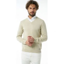 Jimmy Sanders sweter męski 19W M beżowy. Brązowe swetry męskie Jimmy Sanders, m, bez wzorów, bez kołnierzyka, bez kaptura. Za 179,00 zł.