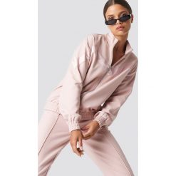 NA-KD Kurtka sportowa z detalem V - Pink. Różowe kurtki sportowe damskie NA-KD, bez wzorów, bez kaptura. Za 161,95 zł.