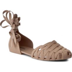 Sandały MELISSA - Jean Sandal + Jason Wu 31972 Beige 01396. Brązowe klapki damskie Melissa, bez wzorów, z tworzywa sztucznego, bez obcasa, na obcasie. W wyprzedaży za 189,00 zł.
