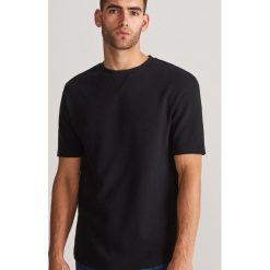 T-shirt ze strukturalnej dzianiny - Czarny. Czarne t-shirty damskie Reserved, s, bez wzorów, z dzianiny, bez kołnierzyka. W wyprzedaży za 39,99 zł.