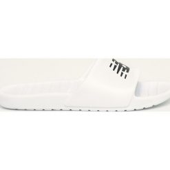 New Balance - Klapki. Białe kapcie męskie New Balance, z gumy, bez zapięcia. W wyprzedaży za 69,90 zł.