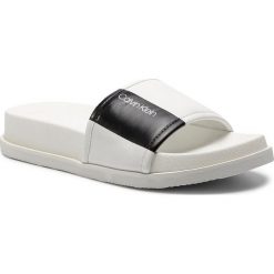 Klapki CALVIN KLEIN - Milan E8937 White/Black. Białe klapki damskie Calvin Klein, bez wzorów, ze skóry ekologicznej, bez obcasa. W wyprzedaży za 229,00 zł.