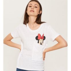 T-shirt z kieszonką Minnie Mouse - Biały. Białe t-shirty damskie marki House, l, z motywem z bajki. Za 39,99 zł.