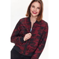 KURTKA BOMBERKA W MODNY WZÓR MORO. Czerwone kurtki damskie Top Secret, na zimę, moro, eleganckie, krótkie, bez kaptura. W wyprzedaży za 49,99 zł.