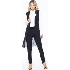 Kamizelka z falbanką L'AF GLAM GL BRIGITTE. Czarne kamizelki damskie L'AF GLAM, na jesień, l, z aplikacjami, z materiału, eleganckie, bez kaptura. Za 799,00 zł.