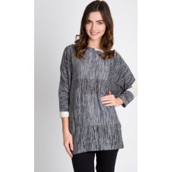 Szara tunika ze wstawkami QUIOSQUE. Szare tuniki damskie eleganckie QUIOSQUE, w geometryczne wzory, z dzianiny, z okrągłym kołnierzem. W wyprzedaży za 89,99 zł.