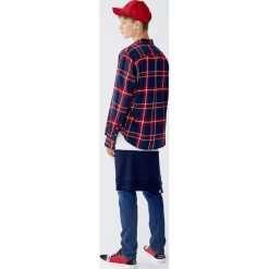 Flanelowa koszula w kratkę. Zielone koszule męskie Pull&Bear, m, w kratkę, bez kołnierzyka, z długim rękawem. Za 89,90 zł.