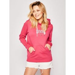 Bluza Tommy Jeans Essential DW0DW07974. Różowe bluzy damskie Tommy Jeans, xs, bez wzorów, z bawełny, bez rękawów, bez kaptura. W wyprzedaży za 359,00 zł.