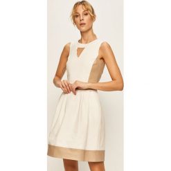 Trussardi Jeans - Sukienka. Białe sukienki damskie Trussardi Jeans, bez wzorów, z elastanu, z okrągłym kołnierzem, bez rękawów, mini, rozkloszowane. W wyprzedaży za 549,90 zł.