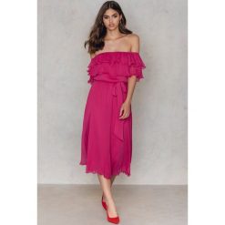 Sukienki: Trendyol Sukienka z odkrytymi ramionami z falbanką – Pink