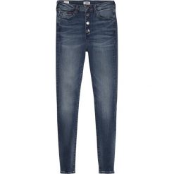 Jeansy Skinny Fit Tommy Jeans Sylvia DW0DW08123. Niebieskie jeansy damskie Tommy Jeans. W wyprzedaży za 419,00 zł.