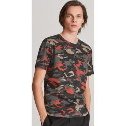 T-shirt moro - Khaki. Brązowe t-shirty męskie Reserved, s, moro, bez kołnierzyka. Za 39,99 zł.