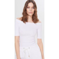 Prążkowana koszulka off shoulder - Biały. Białe koszulki damskie Mohito, s, bez wzorów, prążkowane, bez kołnierzyka, bez rękawów. Za 39,99 zł.