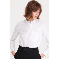 Gladka koszula - Biały. Białe koszule damskie Reserved, bez wzorów, bez kołnierzyka, bez rękawów. W wyprzedaży za 39,99 zł.