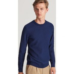 Sweter ze strukturalnej dzianiny - Granatowy. Niebieskie swetry męskie Reserved, s, bez wzorów, z dzianiny, bez kołnierzyka, bez kaptura. Za 119,99 zł.