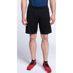Spodenki treningowe męskie SKMF261 - głęboka czerń. Szare spodenki sportowe męskie marki 4f, na lato, m, z materiału, sportowe, na fitness i siłownię. W wyprzedaży za 69,99 zł.
