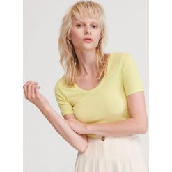 T-shirt z prążkowanej dzianiny - Żółty. Żółte t-shirty damskie Reserved, s, bez wzorów, z dzianiny, bez kołnierzyka. W wyprzedaży za 19,99 zł.
