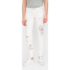 Guess Jeans - Jeansy JEGGING. Białe jeansy damskie skinny marki Guess Jeans, z haftami, z elastanu, z obniżonym stanem. W wyprzedaży za 449,90 zł.