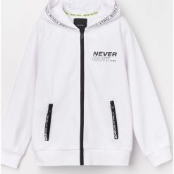 Bluza z nadrukiem na kapturze - Biały. Białe bluzy męskie Reserved, m, z nadrukiem, bez kołnierzyka, bez rękawów, bez kaptura. Za 89,99 zł.
