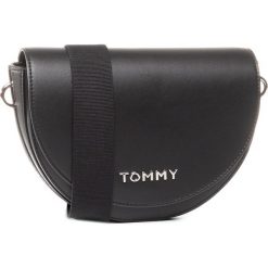 Torebka TOMMY HILFIGER - Tommy Staple Saddle AW0AW08226 BDS. Czarne listonoszki damskie TOMMY HILFIGER, bez wzorów, ze skóry ekologicznej, eleganckie, bez dodatków. Za 539,00 zł.