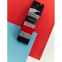 Skarpetki męskie. Czerwone skarpetki męskie Top Secret, bez wzorów, z dzianiny. Za 29,99 zł.