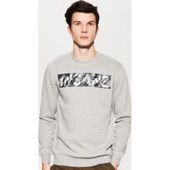 Bluza z nadrukiem - Szary. Szare bluzy męskie marki House, s, z nadrukiem, bez kołnierzyka, bez rękawów, bez kaptura. Za 119,99 zł.