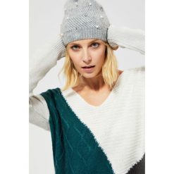 Czapka z aplikacjami. Szare czapki damskie Moodo, z aplikacjami, z elastanu. Za 34,99 zł.