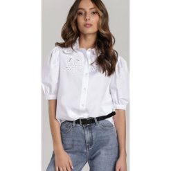 Biała Koszula Show Me Some Love. Białe bluzki damskie Renee, s, bez wzorów, z koronki, bez kołnierzyka, z krótkim rękawem. Za 89,99 zł.