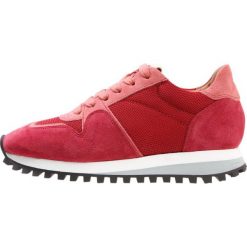 CLOSED RUNNER Sneakersy niskie granat red. Czerwone trampki i tenisówki damskie CLOSED, bez wzorów, ze skóry, bez zapięcia. Za 789,00 zł.