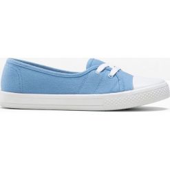 Buty wsuwane bonprix niebieski. Niebieskie baleriny damskie bonprix, bez wzorów, sportowe, bez obcasa. Za 64,99 zł.