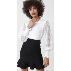 Biały Sweter Lambton. Białe swetry damskie Born2be, s, bez wzorów, eleganckie, bez ramiączek, bez kaptura. Za 119,99 zł.