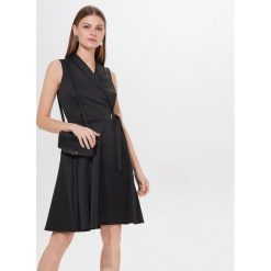 Rozkloszowana sukienka midi - Czarny. Czarne sukienki damskie Mohito, s, bez wzorów, bez kołnierzyka, bez rękawów, midi, rozkloszowane. Za 139,99 zł.
