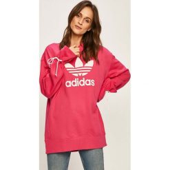 Adidas Originals - Bluza. Różowe bluzy damskie adidas Originals, z nadrukiem, z bawełny, bez rękawów, bez kaptura. W wyprzedaży za 219,90 zł.