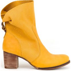 Botki - skóra naturalna - model 496 - kolor żółty. Żółte botki damskie Zapato, ze skóry, bez obcasa, bez zapięcia. W wyprzedaży za 339,00 zł.