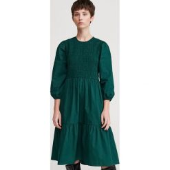 Bawełniana sukienka midi - Khaki. Brązowe sukienki damskie Reserved, s, bez wzorów, z bawełny, bez kołnierzyka, bez rękawów, midi. Za 139,99 zł.