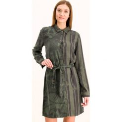 Sukienka koszulowa Desigual Laica 19WWVW69. Zielone sukienki damskie Desigual, bez wzorów, z lyocellu, z koszulowym kołnierzykiem, bez rękawów, koszulowe. W wyprzedaży za 219,00 zł.