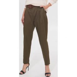 Spodnie carrot fit z paskiem - Khaki. Brązowe spodnie damskie Mohito, bez wzorów. W wyprzedaży za 69,99 zł.