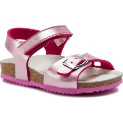 Sandały GEOX - J Adriel G. B 928MB 000NF C8002 M Fuchsia. Różowe sandały dziewczęce Geox, ze skóry ekologicznej, bez zapięcia. W wyprzedaży za 139,00 zł.