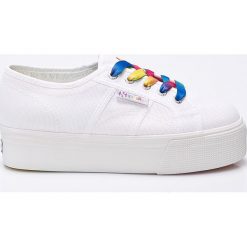 Superga - Tenisówki. Białe trampki i tenisówki damskie Superga, bez wzorów, z gumy, na sznurówki. W wyprzedaży za 159,90 zł.