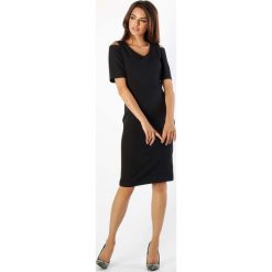 Czarna Klasyczna Ołówkowa Sukienka Open Shoulder. Czarne sukienki damskie Molly.pl, na spotkanie biznesowe, s, bez wzorów, eleganckie, z klasycznym kołnierzykiem, z krótkim rękawem, krótkie, mini, ołówkowe. Za 123,90 zł.