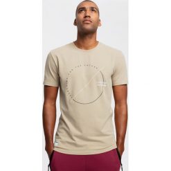 T-shirt męski TSM269 - beż. Szare t-shirty męskie 4f, m, bez wzorów, bez kołnierzyka. W wyprzedaży za 29,99 zł.
