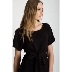 Czarna bluzka z wiązaniem w pasie BIALCON. Czarne bluzki damskie marki BIALCON, bez wzorów, z tkaniny, eleganckie, z klasycznym kołnierzykiem, z krótkim rękawem. W wyprzedaży za 153,00 zł.