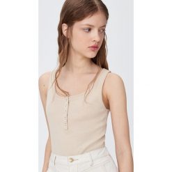 Top z zapięciem przy dekolcie - Kremowy. Białe topy damskie Sinsay, s, bez wzorów, bez kołnierzyka. Za 14,99 zł.