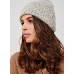 Czapka z prążkowanej dzianiny. Brązowe czapki damskie Moodo, bez wzorów, z dzianiny. Za 44,99 zł.