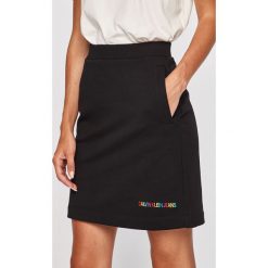 Calvin Klein Jeans - Spódnica. Czarne spódniczki damskie Calvin Klein Jeans, na co dzień, s, bez wzorów, z bawełny, casualowe, mini, proste. W wyprzedaży za 239,90 zł.