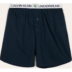 Calvin Klein - Szorty dziecięce 128-176 cm. Czarne spodenki chłopięce Calvin Klein, z nadrukiem, z bawełny. W wyprzedaży za 129,90 zł.