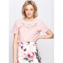 Różowa Bluzka Stay Forever. Różowe bluzki damskie marki Born2be, s, z aplikacjami, z okrągłym kołnierzem, z krótkim rękawem. Za 39,99 zł.
