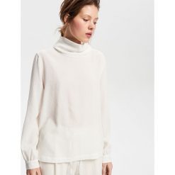 Bluzka z golfem - Kremowy. Białe bluzki damskie Reserved, s, bez wzorów, bez rękawów. W wyprzedaży za 34,99 zł.