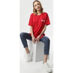 Czerwony T-shirt Thoninilla. Czerwone bluzki damskie Born2be, s, z nadrukiem, z jeansu, z okrągłym kołnierzem. Za 49,99 zł.