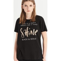 T-shirt z błyszczącym nadrukiem - Czarny. Czarne t-shirty damskie Sinsay, l, z nadrukiem. Za 24,99 zł.